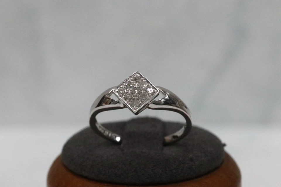 Anillo con racimo de diamantes de oro blanco de 9 quilates - talla N1/2 - sello del Reino Unido Foto 3 de 4