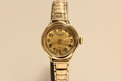 VINTAGE WW2 ERA RARE SMALL GOLD PLATED MECHANICAL LADIES  display picture 2
