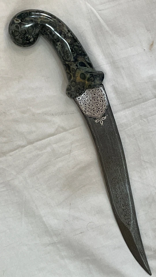 Daga de empuñadura de jade islámico mogol indo persa y hoja de damasco con plata trabajada Foto 4 de 4