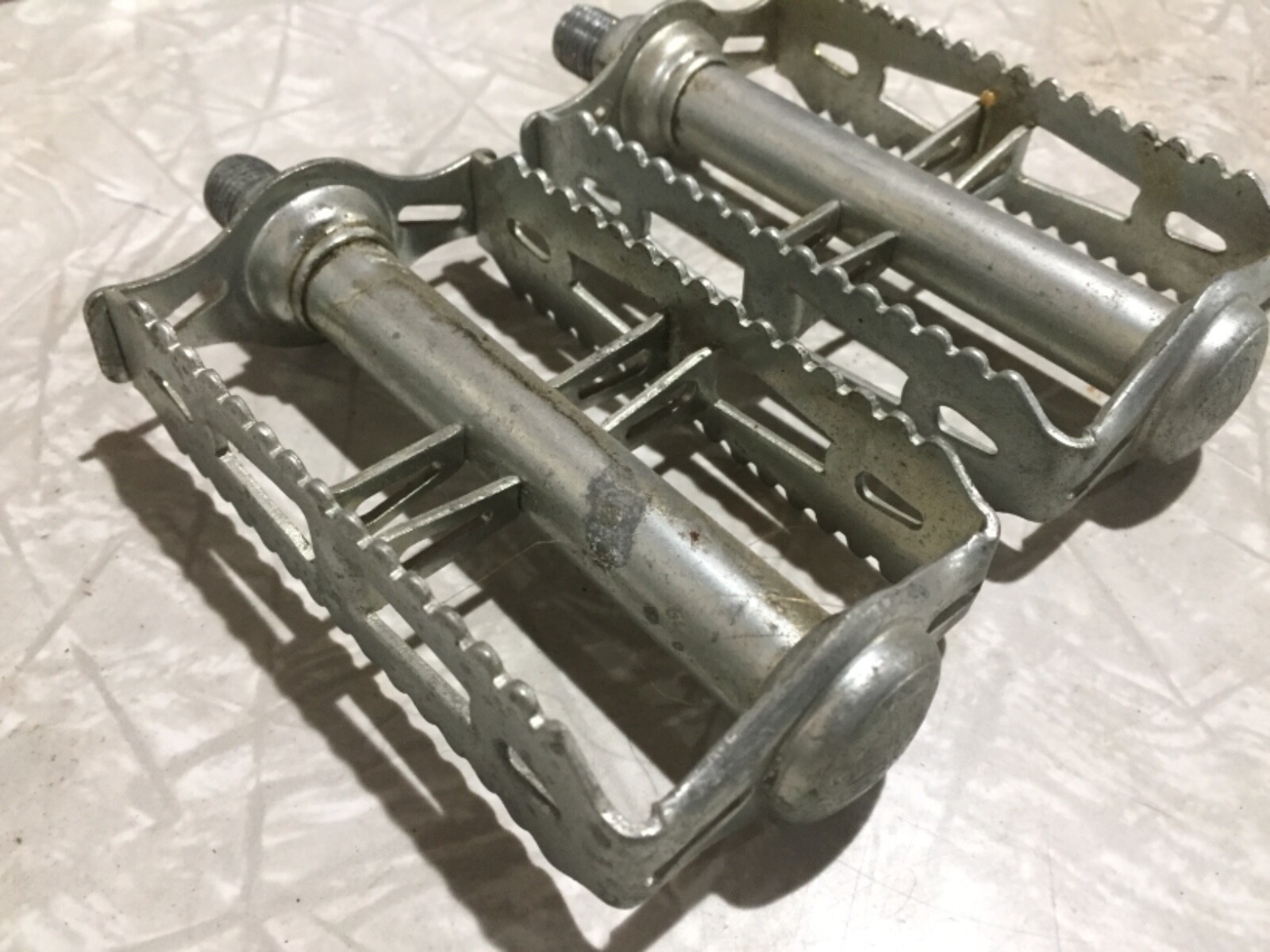 Original Schwinn RAT TRAP PEDALS correct for 1967-1968 Ramshorn Fastback GORĄCE zapasy