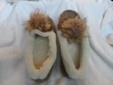 Ladies tan moccasin slipper with cream faux fur size M 7-8 by Somona