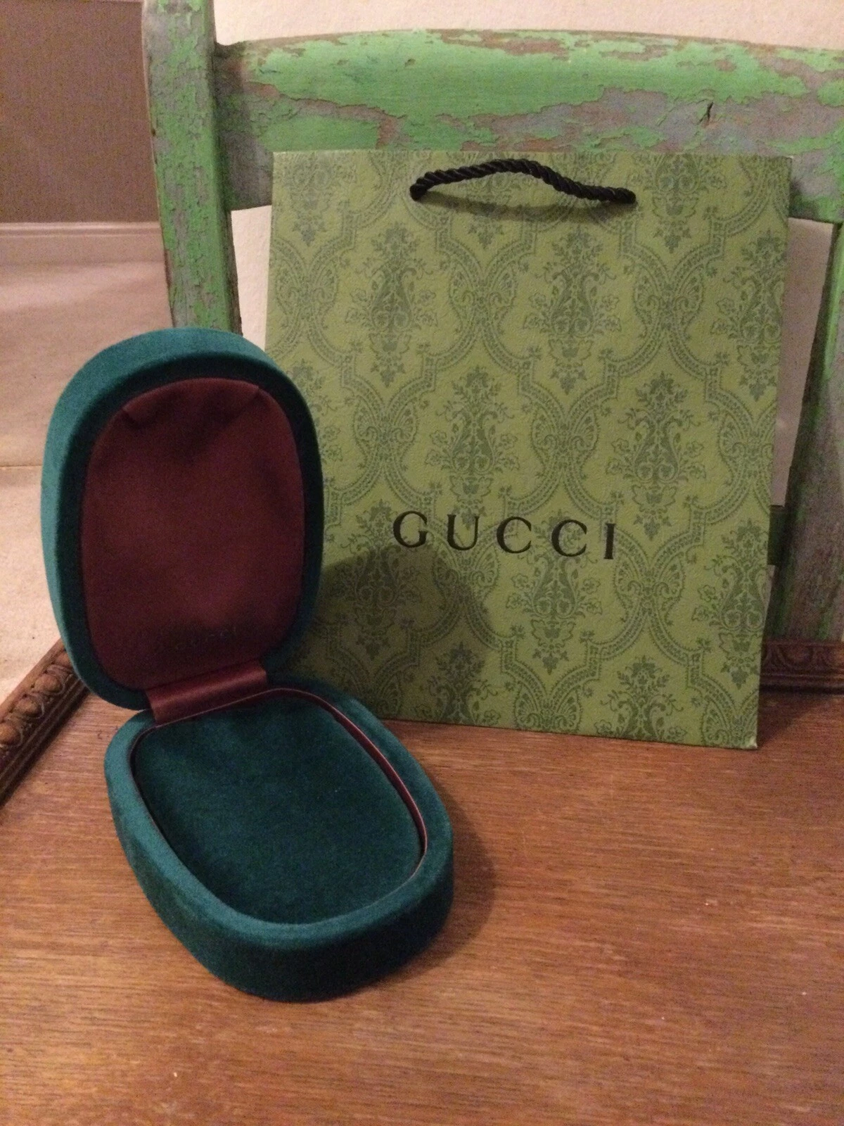Collier bijoux Gucci neuf authentique étui velours vert boîte et sac cadeau