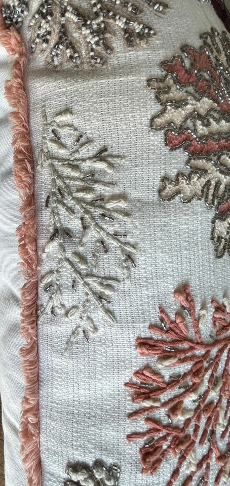 Almohada bordada con cuentas coral marino gris melocotón crema océano Foto 4 de 4