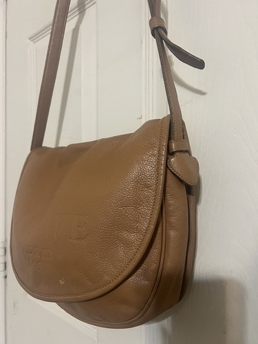Bolso de hombro de cuero marrón con logotipo LOEWE Heritage - Imagen 2 de 13