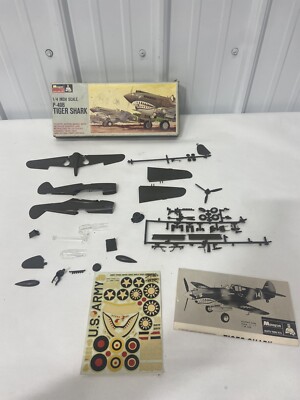 Monogram P-40B Tiger Shark 1/4'' Scale Model Kit Vintage