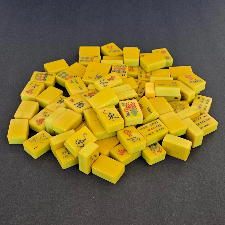 Vintage 1930s Catalin Pistachio Green Glow / Buttescotch Bakelite Mahjong Tile - Image 2 of 4