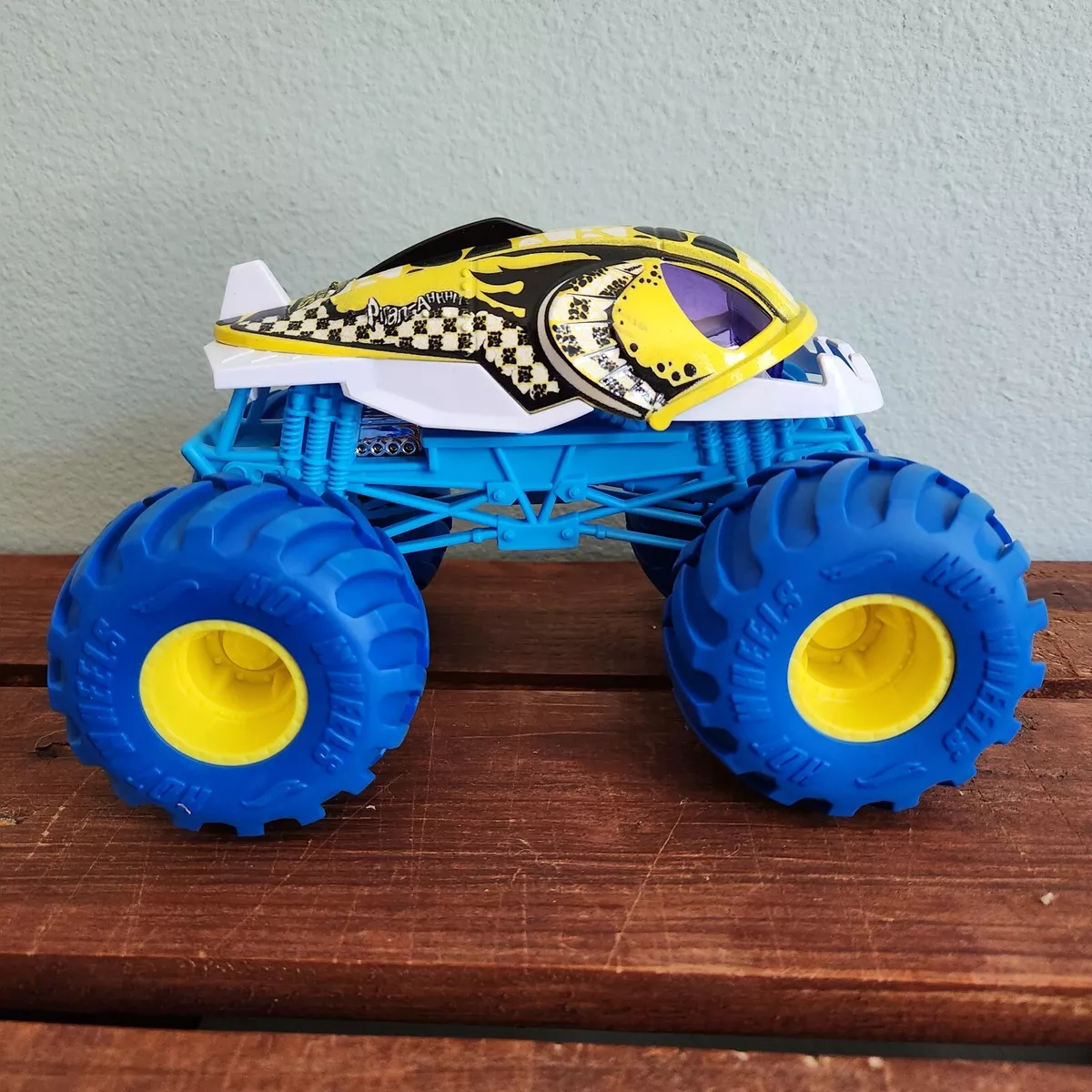 Hot wheels monster trucks piran-ahhhh 1:24 scale