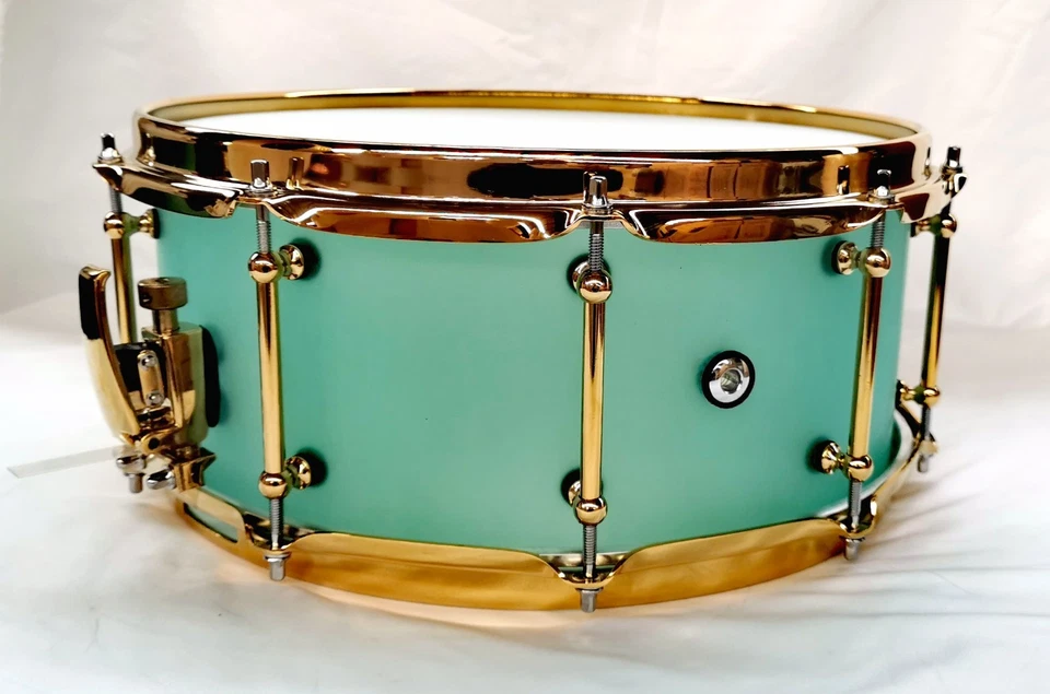 Nuevo tambor acústico acrílico 14x6,5 con hardware dorado Foto 2 de 4