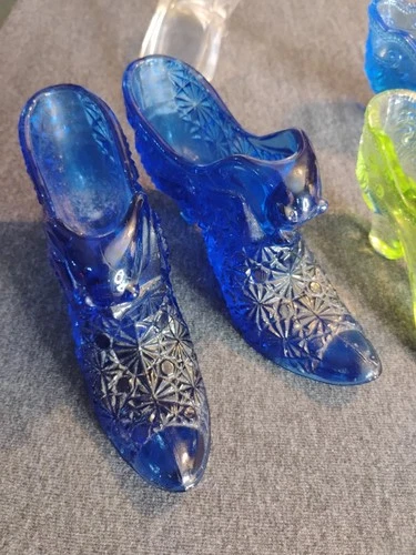 COLLECTION VINTAGE (5)  GLASS SHOES ASSORTD COLORS , Fenton.