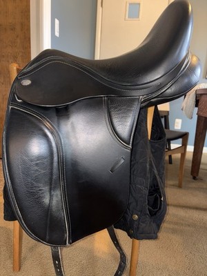 Saddle - 17'' Thorowgood Synthetic Dressage Saddle w/ Interchangeable Gullet