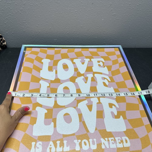 Fotos enmarcadas Love Love Is All You Need y dos cuadros pequeños con flores - Imagen 6 de 15