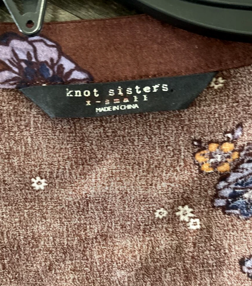 Blusa envolvente sintética con estampado floral marrón Knot Sisters talla XS dobladillo alto bajo Foto 4 de 4