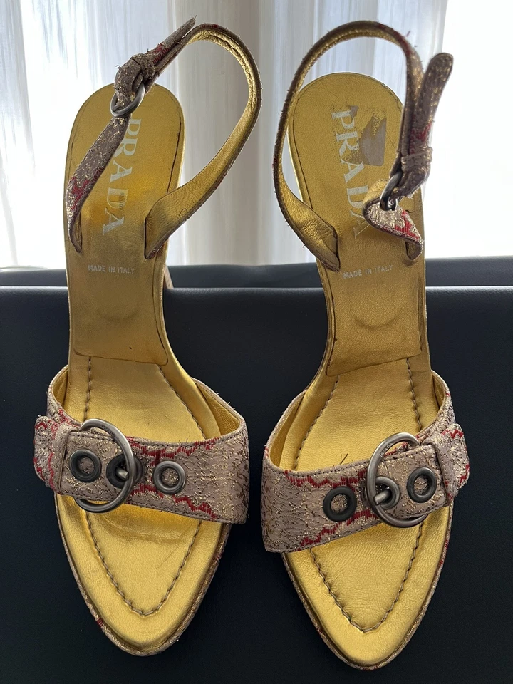 Sandalias Prada doradas metálicas rojas acento correas madera tacón alto UE 41. Usado Foto 2 de 4