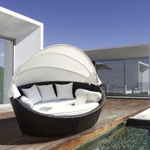 Divano da giardino letto in rattan sintetico marrone con tetto ... Divani rattan sintetico