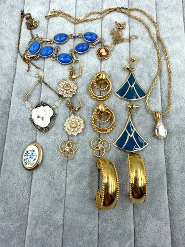 Lot Of Vintage Gold Tone Jewelry Necklace Bracelet Brooches Estate Lot