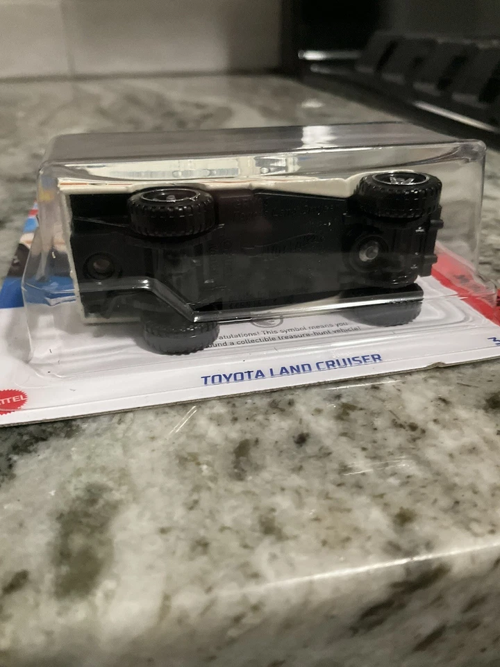 2023 Hot Wheels Treasure Hunt Toyota Land Cruiser ERROR ON BODY & RIVET - Image 4 of 4