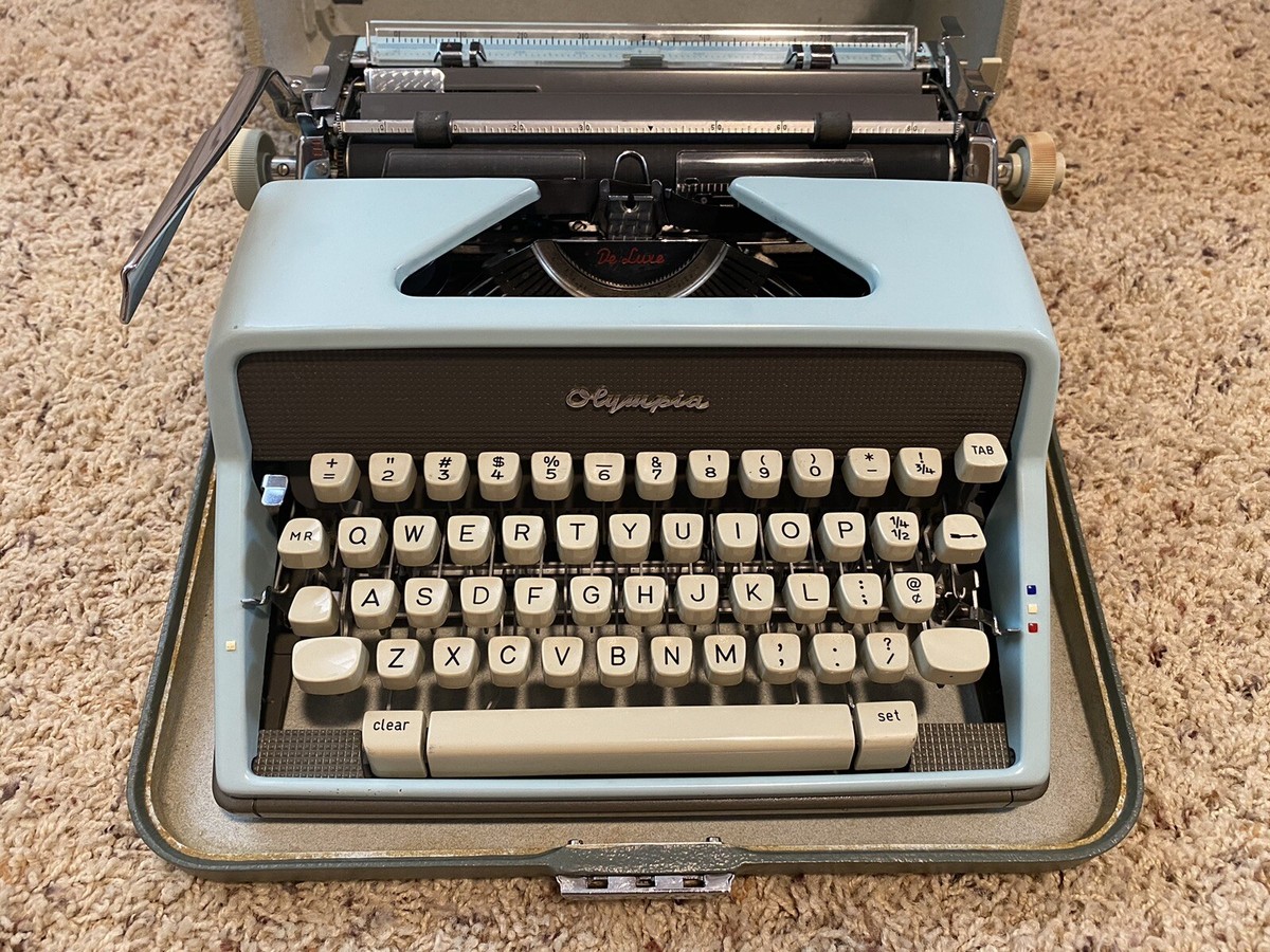 Olympia Deluxe SM7 Portable Typewriter W/Case Blue Very Good