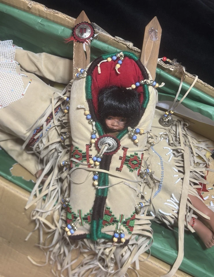 Muñeca de porcelana Timeless Collections Desert Wind 30" indio americano 2104/5000 Foto 4 de 4