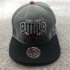 Chicago Bulls Hat Cap Snap Back Mens Gray Black NBA Basketball Flat Bill