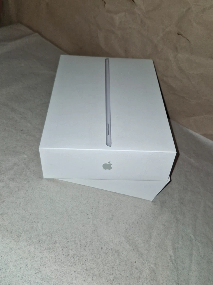 Apple iPad 5 (2017) 32GB [9,7" WiFi + LTE] silber, komplett in der OVP - Bild 3 von 4