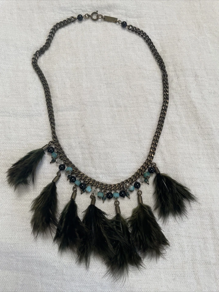 Isabel Marsnt потрясающее заявление ожерелье с зелеными перьями и драгоценными камнями - Изображение 3 из 4