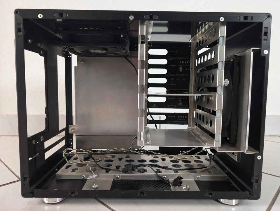 LIAN LI PC-Q25 Mini-ITX PC NAS Gehäuse inkl. Zubehör, perfekt als Homeserver - Bild 4 von 4