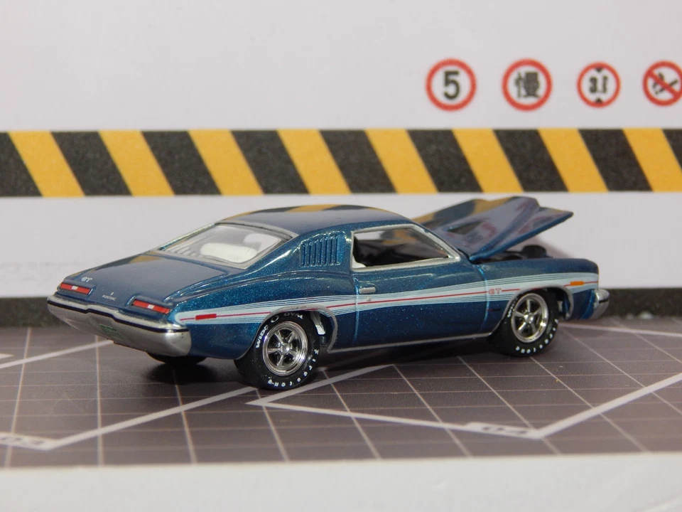 '73 1973 Pontiac Lemans GT Blue White trim & interior 1/64 Diorama Model MINT - Image 2 of 4