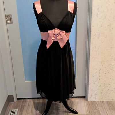 Women s Black Solid V-Neck Sleeveless Strappy Knee Cocktail Dress Pink Bow  M. 