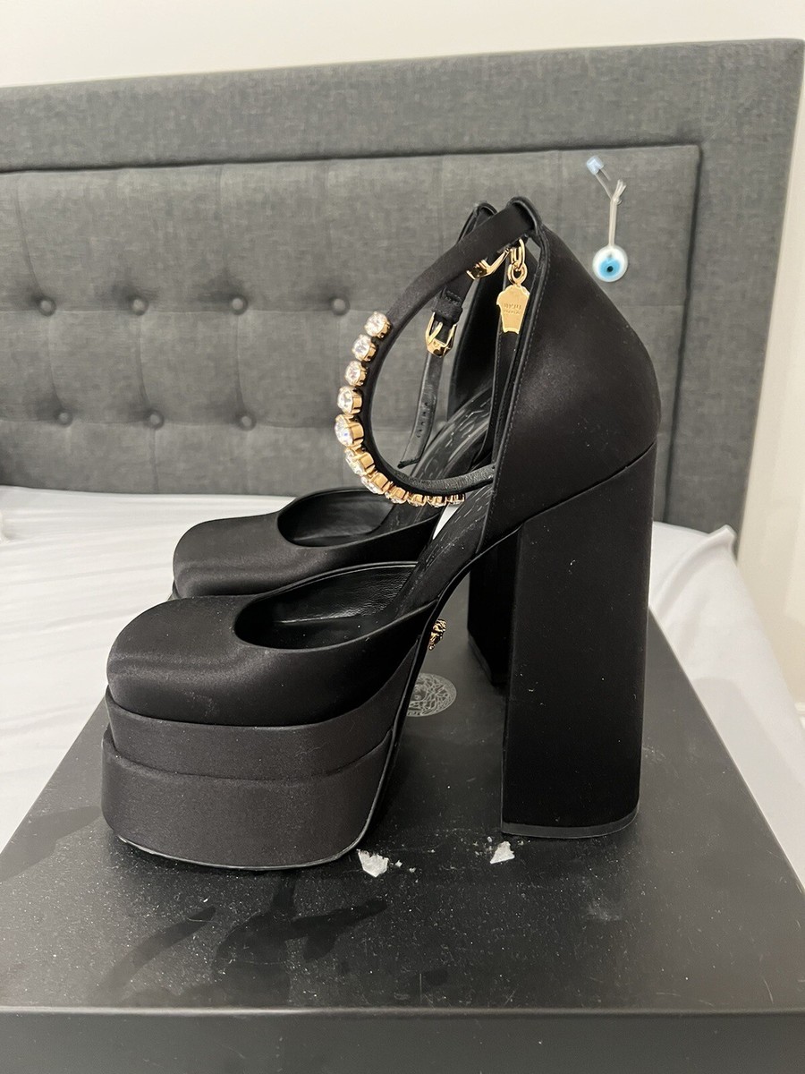 【関税込み】Versace ブラック Aevitas ヒールサンダル VERSACE MEDUSA AEVITAS EMBELLISHED BLACK SATIN PLATFORM