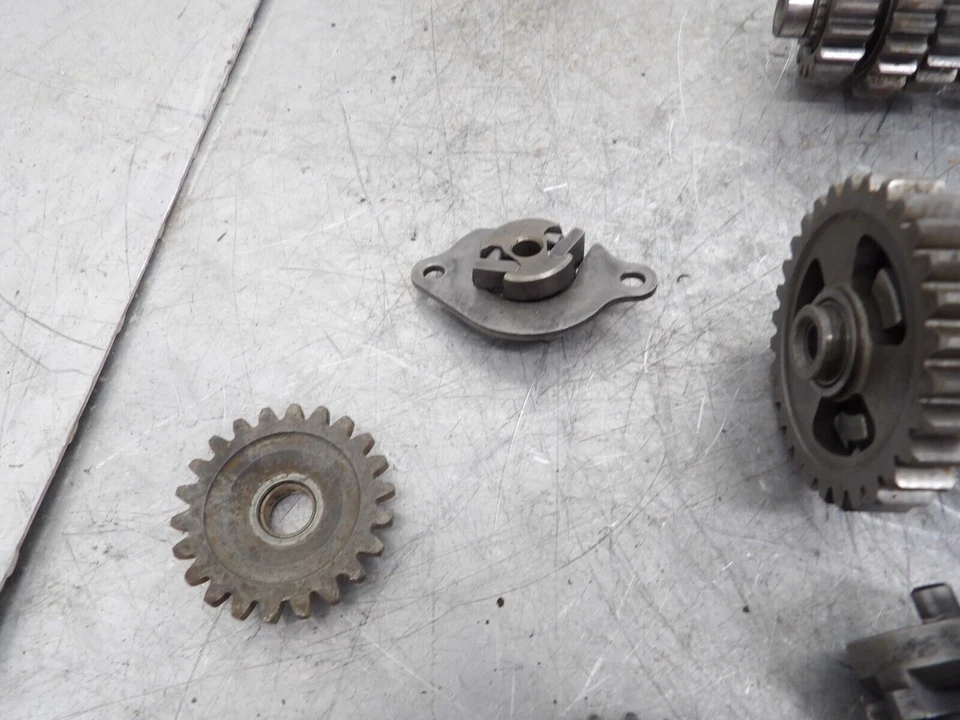 2005 YAMAHA YZ250F OEM ENGINE TRANSMISSION TRANNY ASSEMBLY GEARS SHIFT FORKS - Image 4 of 4