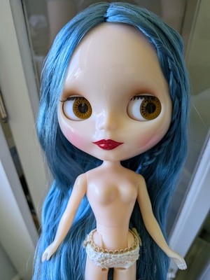 Juno Estella Blythe Doll Nude With A Doll Stand