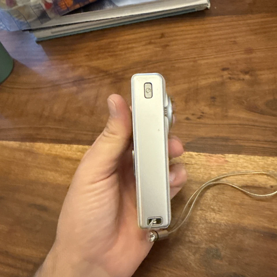 Ultra FLIP Video Camera 2 Generation Tipping Point Camcorder Model U1120W - Image 4 of 4