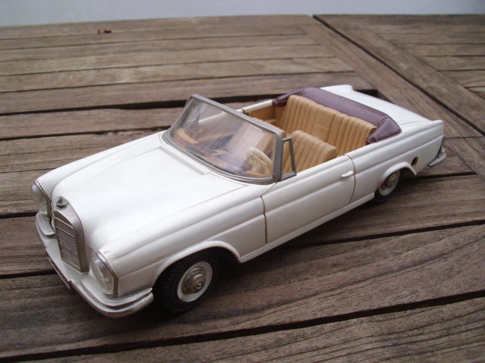 Schuco  Girato 4000 Mercedes 250SE Cabrio W 111  24cm lang in weiss von 1966
