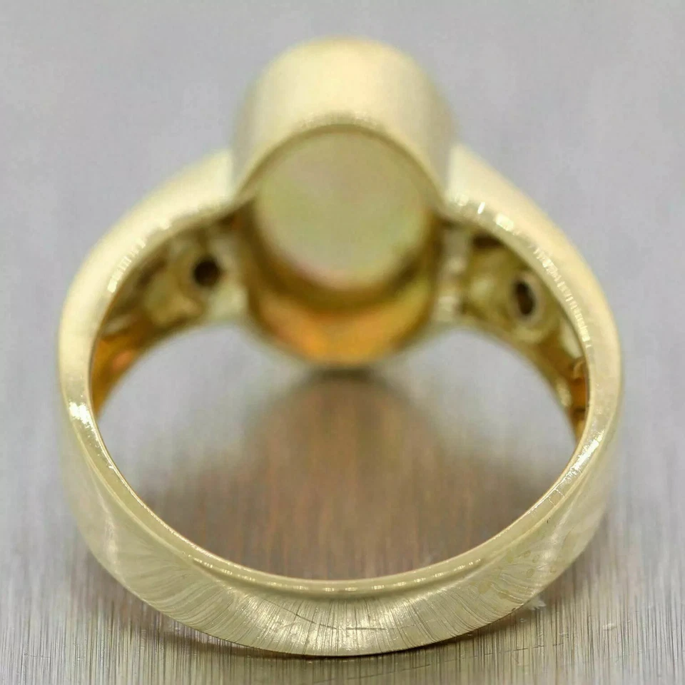Anillo de compromiso de ópalo de fuego simulado de corte ovalado de 2 quilates enchapado en oro amarillo de 14 k Foto 2 de 4
