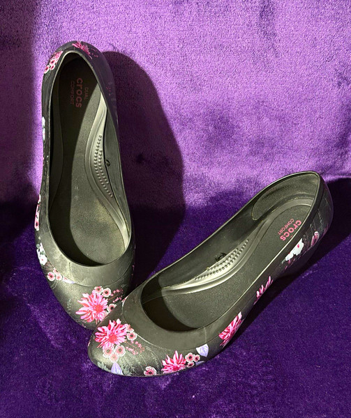 Crocs Black Pink Floral Wedge Pumps Round Toe Slip On Synthetic Comfort 9