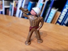 NICE 1940s BARCLAY 909 LEAD DIME STORE G.I. SOLDIER BUGLER W/ WHITE HELMET