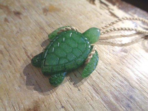 38MM HAND-CARVED GREEN JADE JADEITE HAWAIIAN HONU SEA TURTLE PENDANT NECKLACE - Picture 3 of 10
