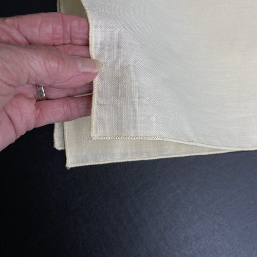 4 Vintage Linen Napkins 16.5" X 16.5" Pale Yellow Stitched Edge - Imagen 2 de 4