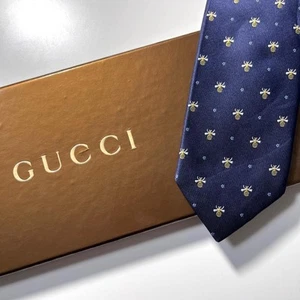 Magnifique cravate GUCCI 57,48 pouces motif abeille marine soie