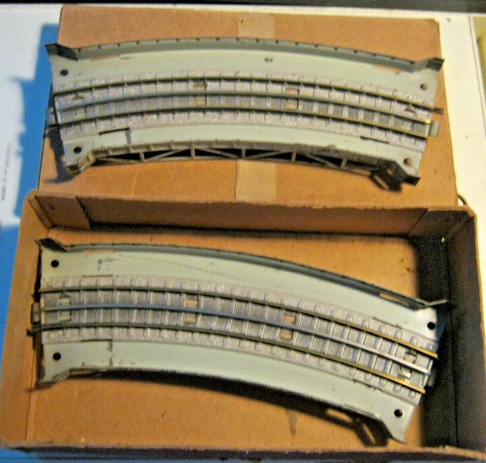 2 x Märklin H0 00 468 A gebogene Rampe mit durchg. Mittelleiter 3600 gut in OVP