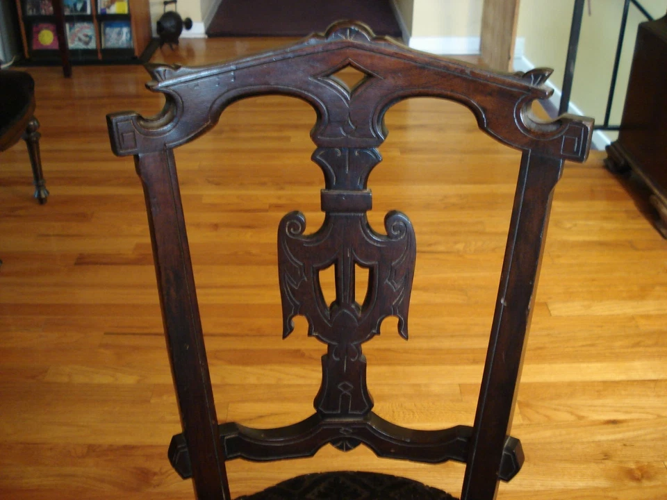 Sillas laterales antiguas estilo renacentista (2) Foto 3 de 4