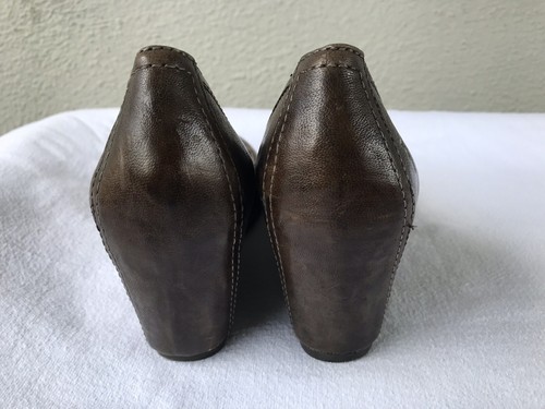 RAROS FRYE Carson Wedge Pump EE. UU. 7M Zapatos de Cuero Marrón B - Imagen 4 de 10