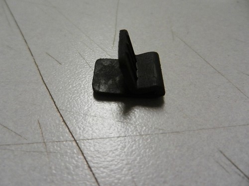 NOS Center Front Fuel Tank Cushion Fits: Suzuki 77-79 GS750 44276-37001 - Picture 3 of 8