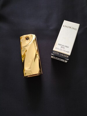 Estée Lauder Knowing Parfum Zerstäuber plus neuem 7,5 ml Parfum Spray Refill