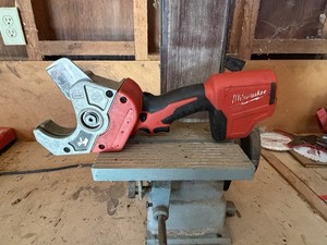 Milwaukee 2470-20 Plastic Pipe Shear Cutter 1/8–2 in Pipe Size