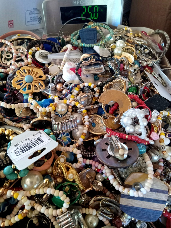 25LBS.-0.0 OZ.- LOT OF JEWELRY FOR CRAFTS OR REPAIR LG. FLAT RATE BOX