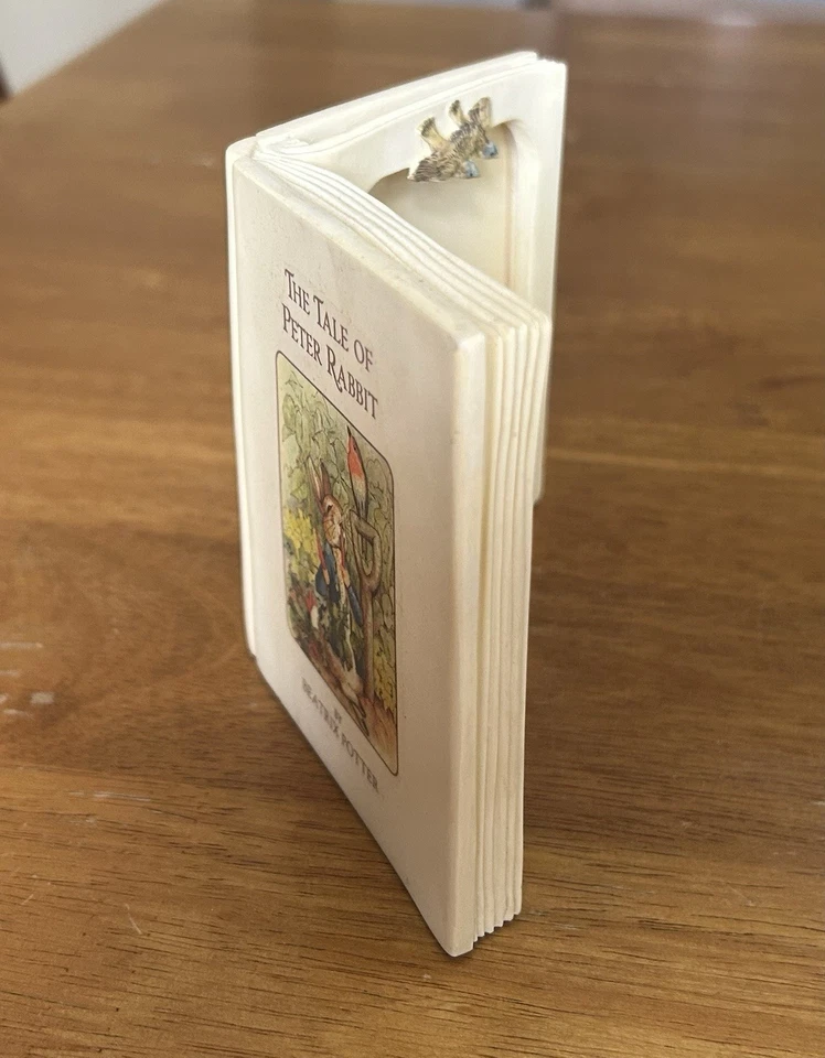 Moldura para fotos livro 3D “The Tale Of Peter Rabbit” Beatrix Potter berçário Enesco - Imagem 4 de 4