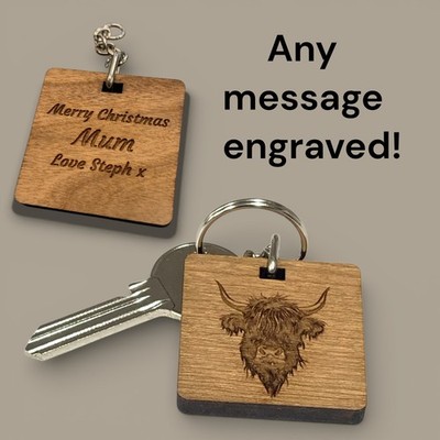 Personalisierter quadratischer Schlüsselanhänger Highland Cow Massivholz   individuelle Gravur Geschenk