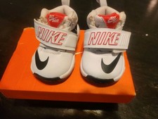 Nike team Hustle.d8jdi. td . Size 2C. Aq9978100. Black/white