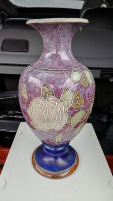 SEHR SCHÖNE ROYAL DOULTON RÖHRENGEFÜTTERTE VASE von JANE HURST MIT EINER WEITLÄUFIGEN ROSE